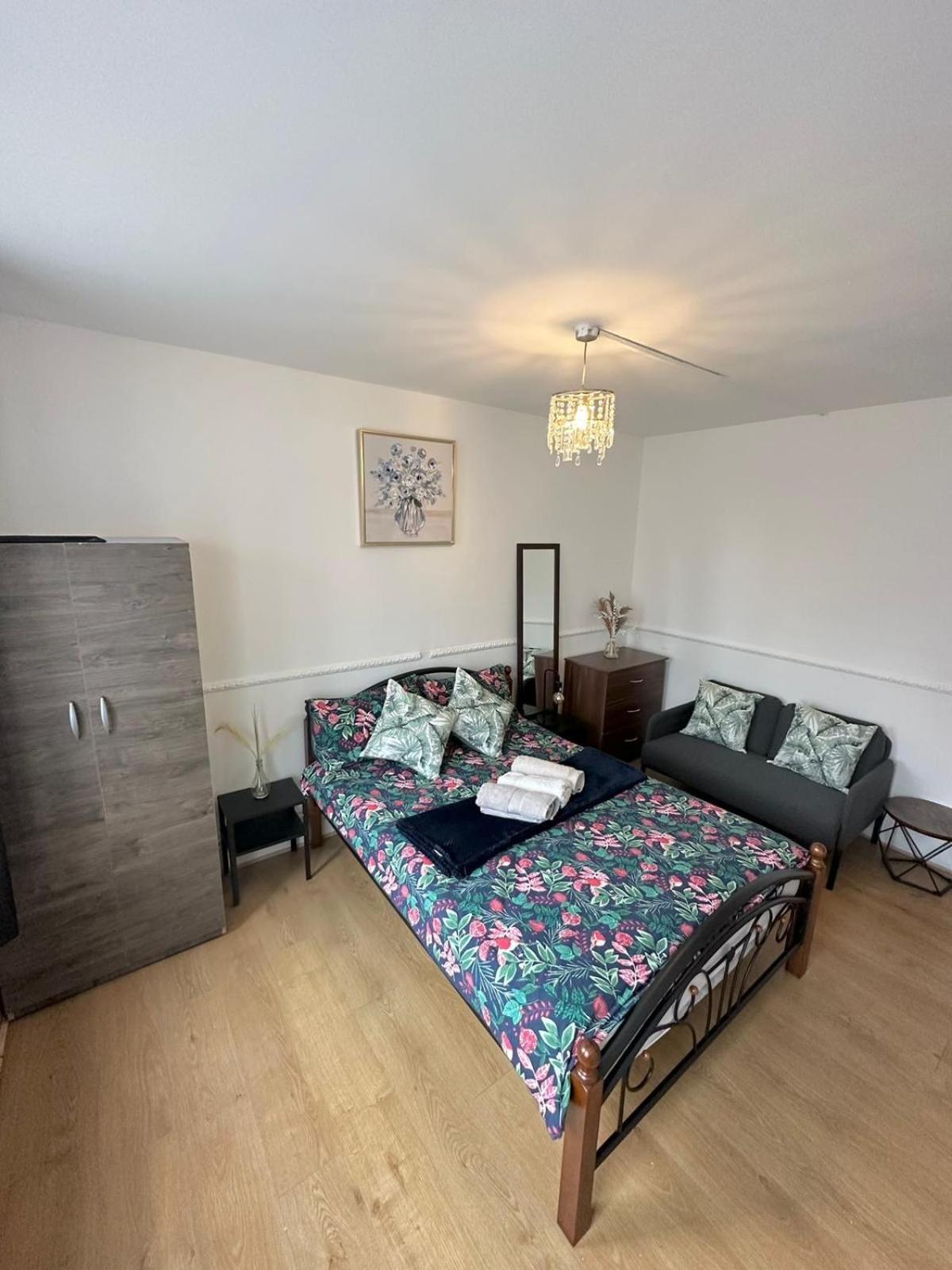 2 Bedroom Flat, 2 Minutes Walk To Bethnalgreen Station, Central 런던 외부 사진
