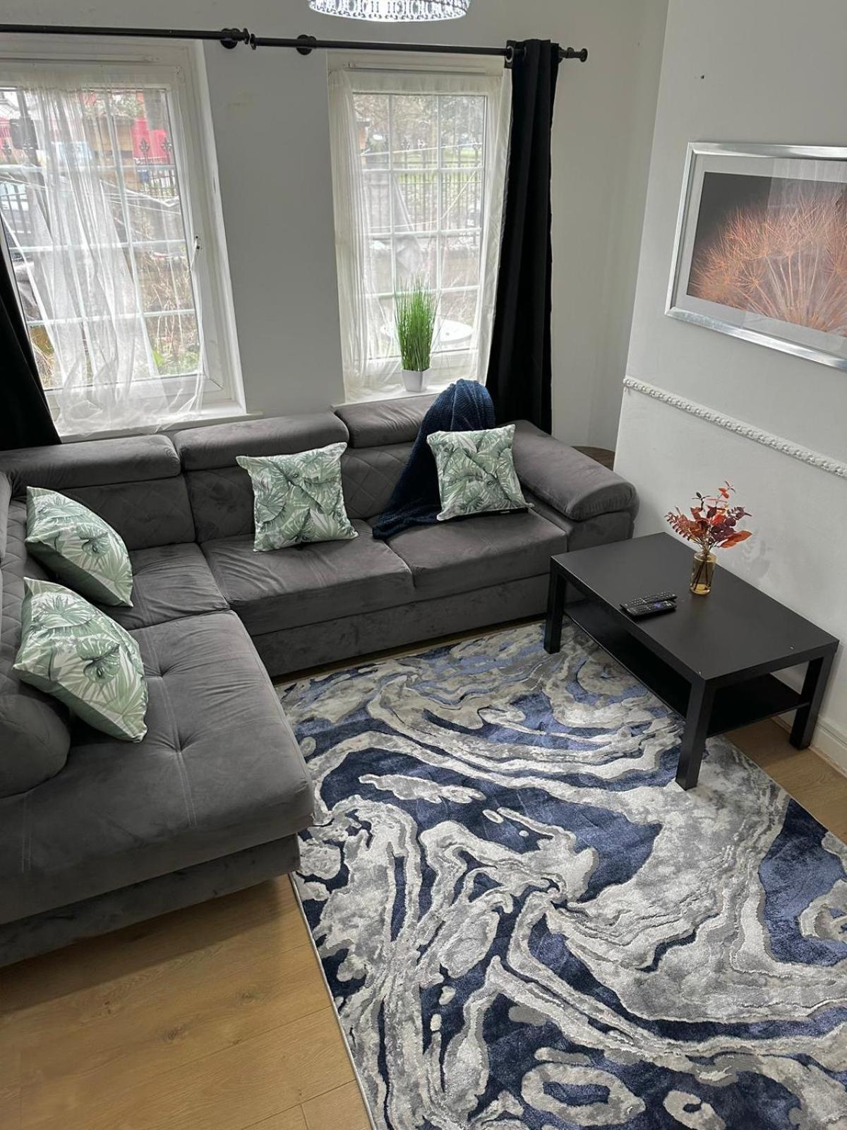 2 Bedroom Flat, 2 Minutes Walk To Bethnalgreen Station, Central 런던 외부 사진