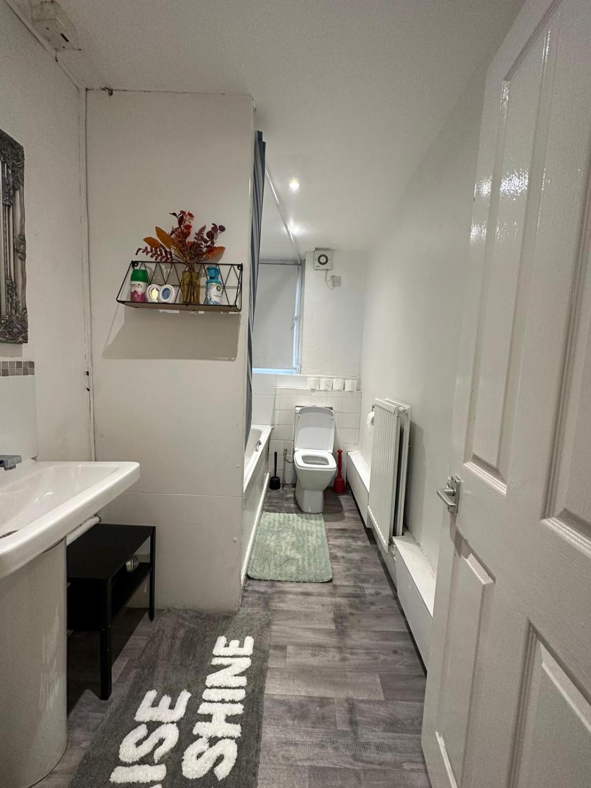 2 Bedroom Flat, 2 Minutes Walk To Bethnalgreen Station, Central 런던 외부 사진