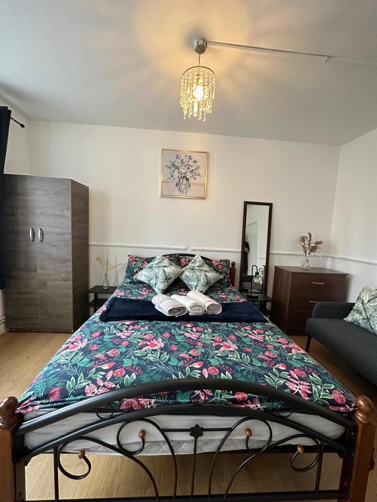 2 Bedroom Flat, 2 Minutes Walk To Bethnalgreen Station, Central 런던 외부 사진