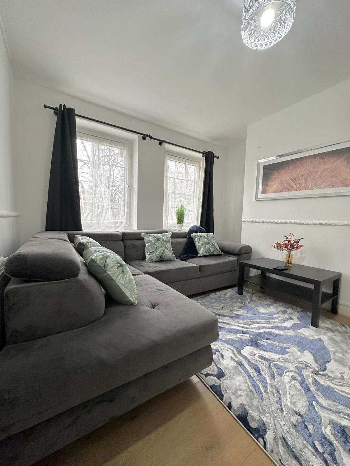 2 Bedroom Flat, 2 Minutes Walk To Bethnalgreen Station, Central 런던 외부 사진