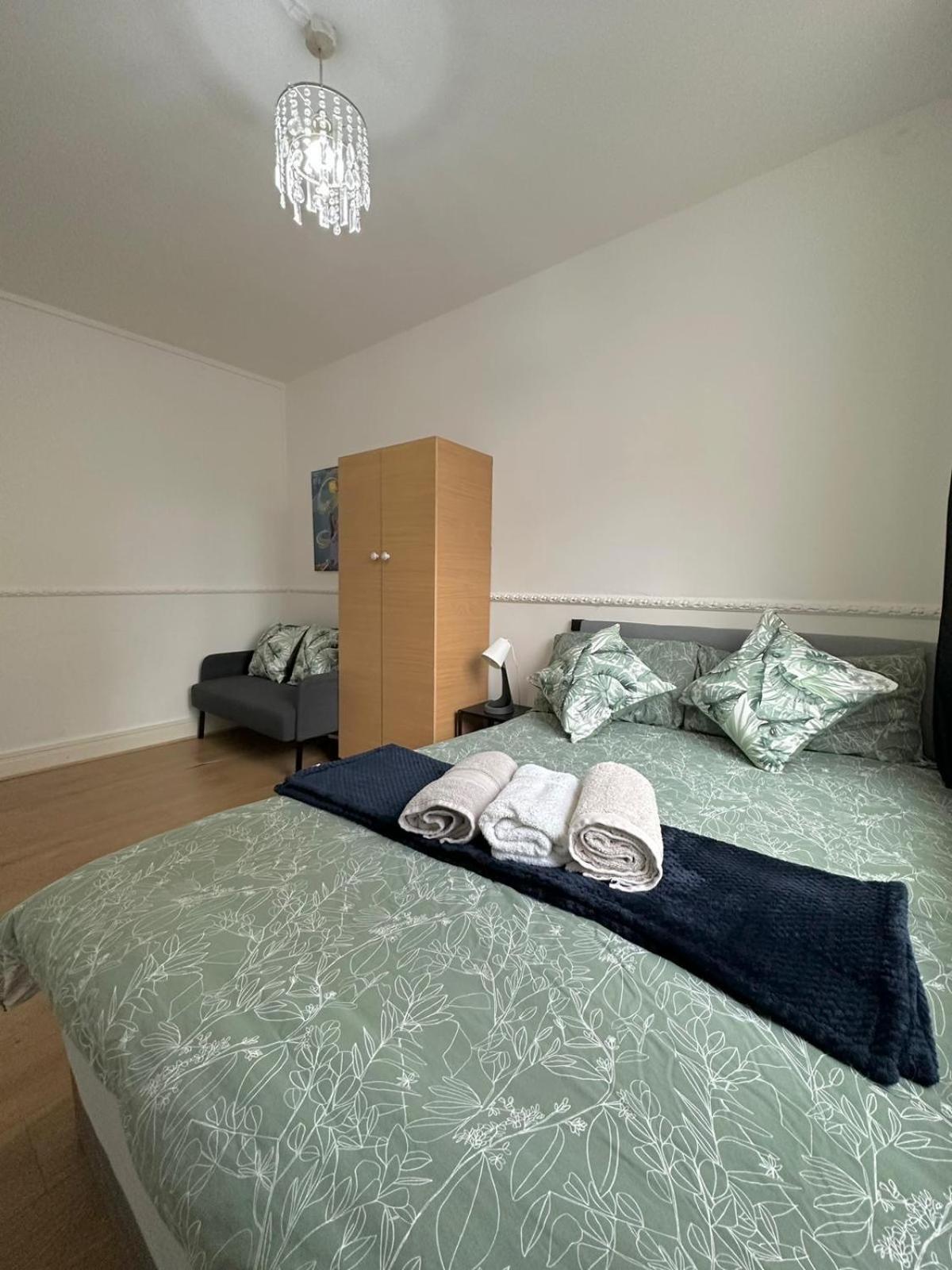 2 Bedroom Flat, 2 Minutes Walk To Bethnalgreen Station, Central 런던 외부 사진