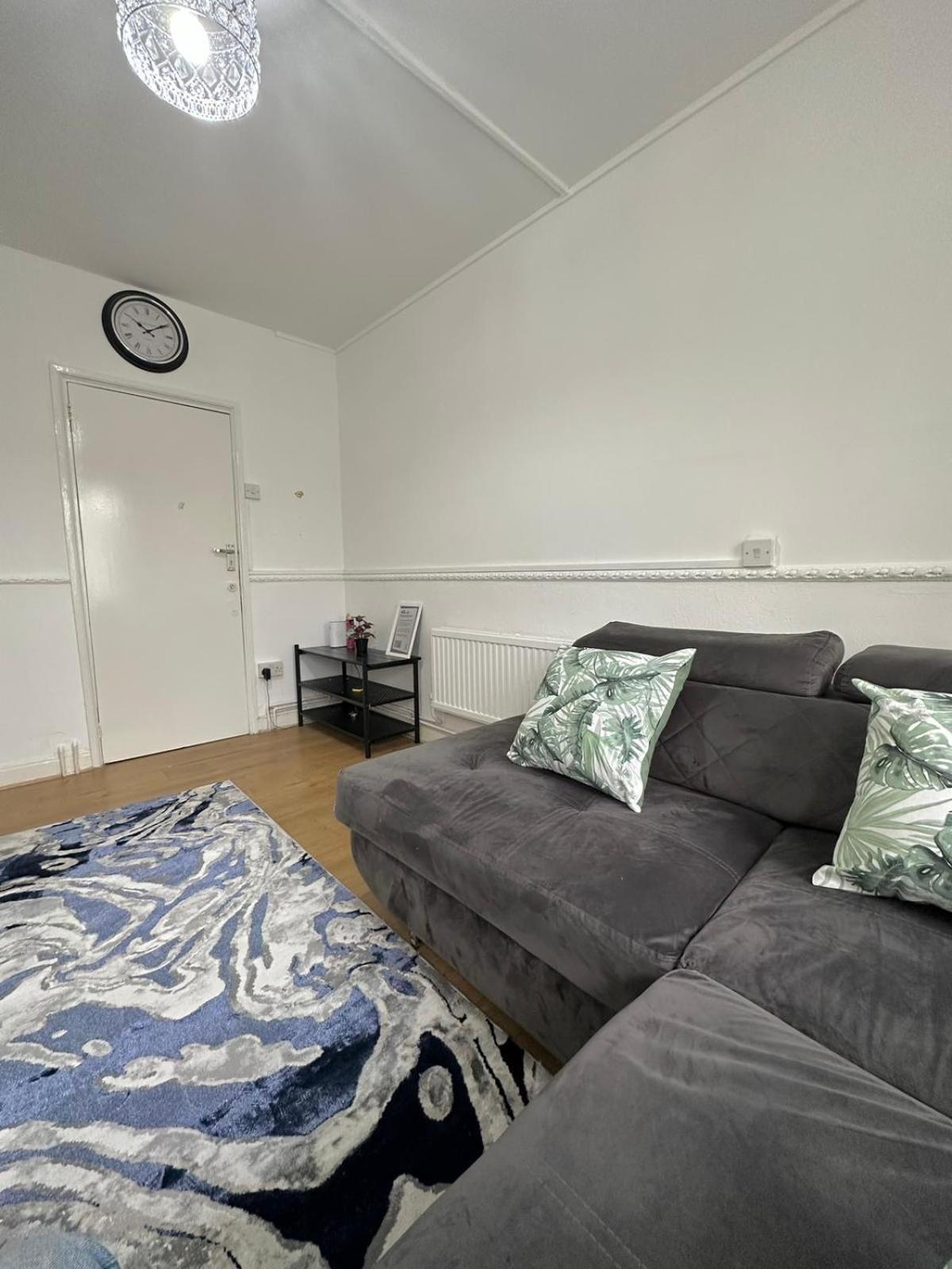 2 Bedroom Flat, 2 Minutes Walk To Bethnalgreen Station, Central 런던 외부 사진