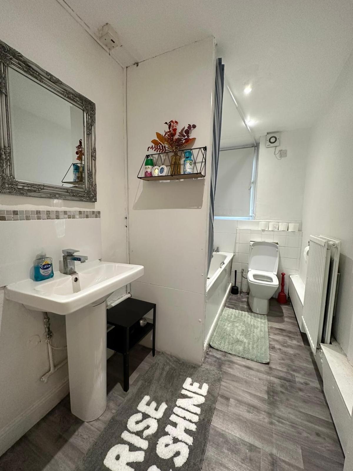 2 Bedroom Flat, 2 Minutes Walk To Bethnalgreen Station, Central 런던 외부 사진
