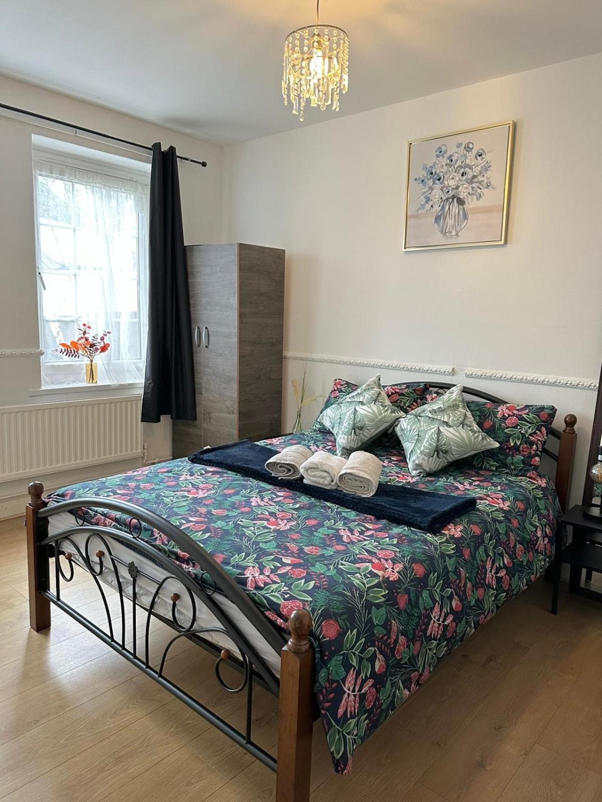 2 Bedroom Flat, 2 Minutes Walk To Bethnalgreen Station, Central 런던 외부 사진