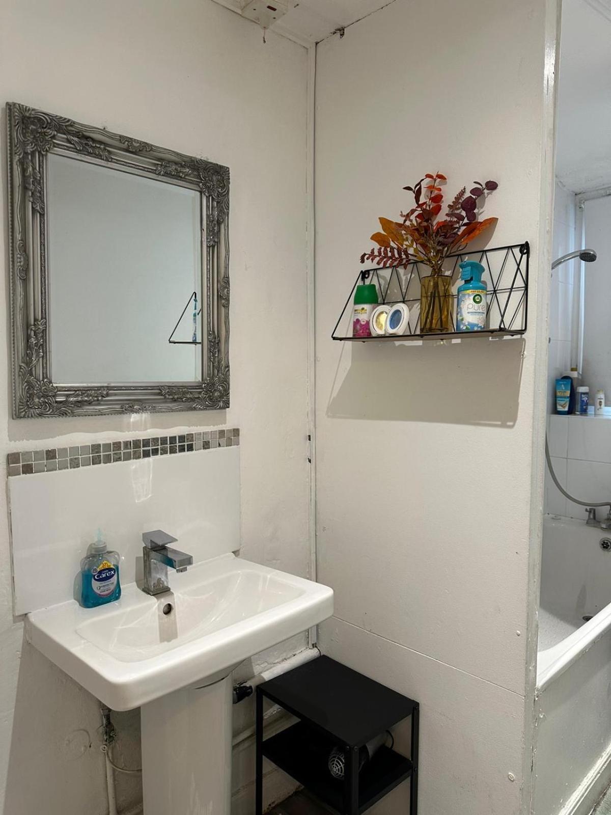 2 Bedroom Flat, 2 Minutes Walk To Bethnalgreen Station, Central 런던 외부 사진