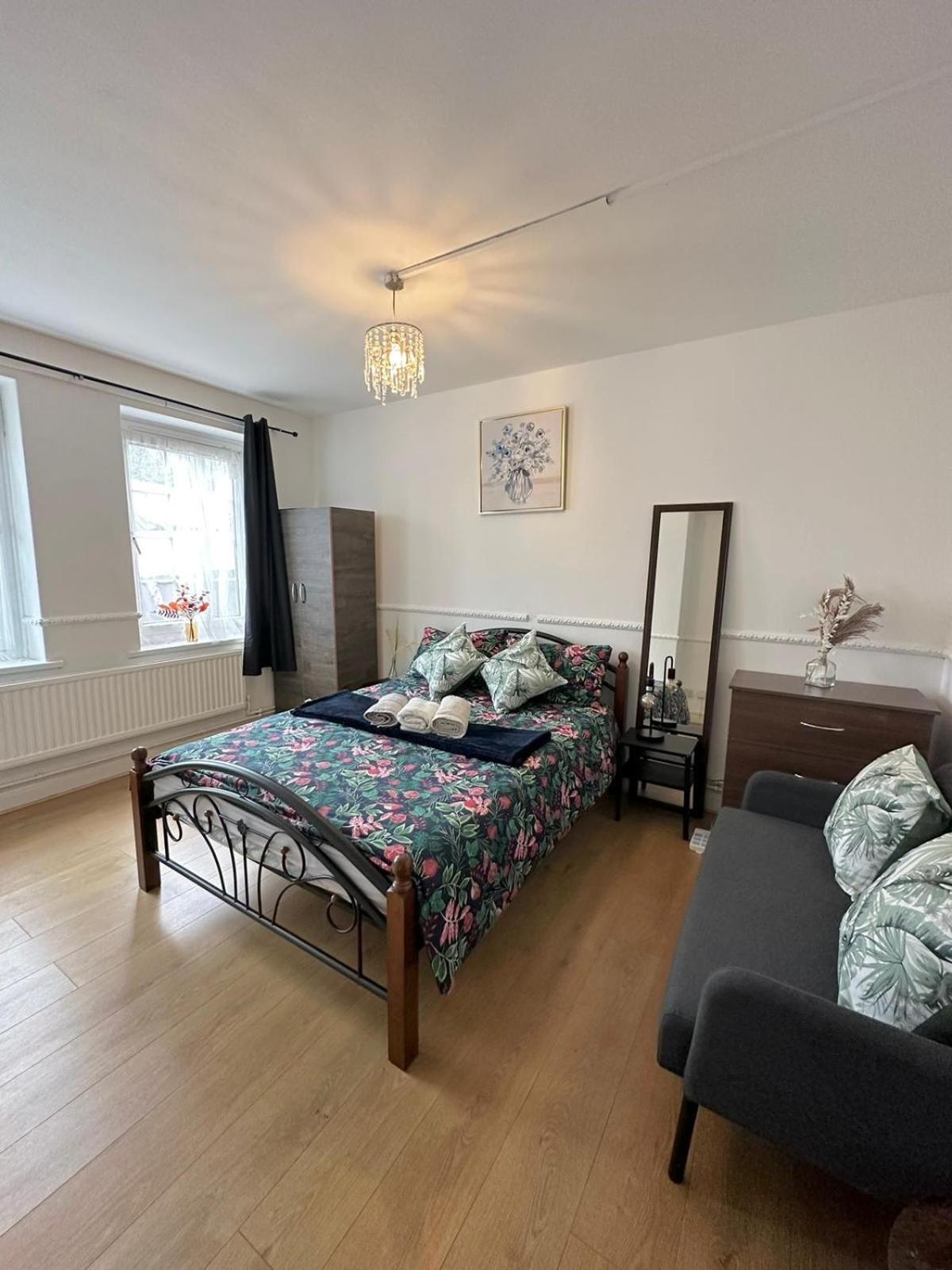 2 Bedroom Flat, 2 Minutes Walk To Bethnalgreen Station, Central 런던 외부 사진